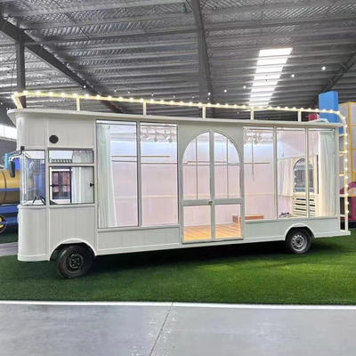 Trailers elétricos móveis para roupas para homens, mulheres e crianças em bebidas