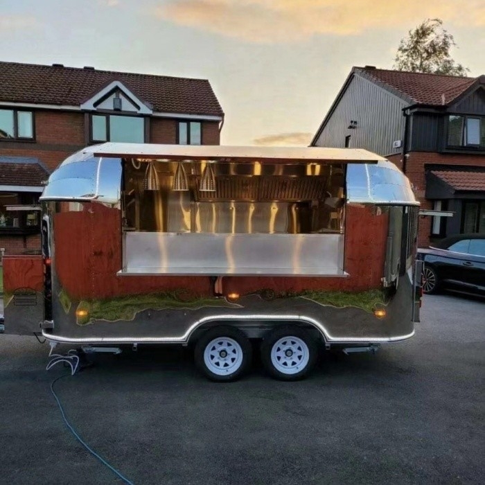 35KM-75KM/H Food Truck Catering Trailer com fácil operação e cozinha totalmente equipada